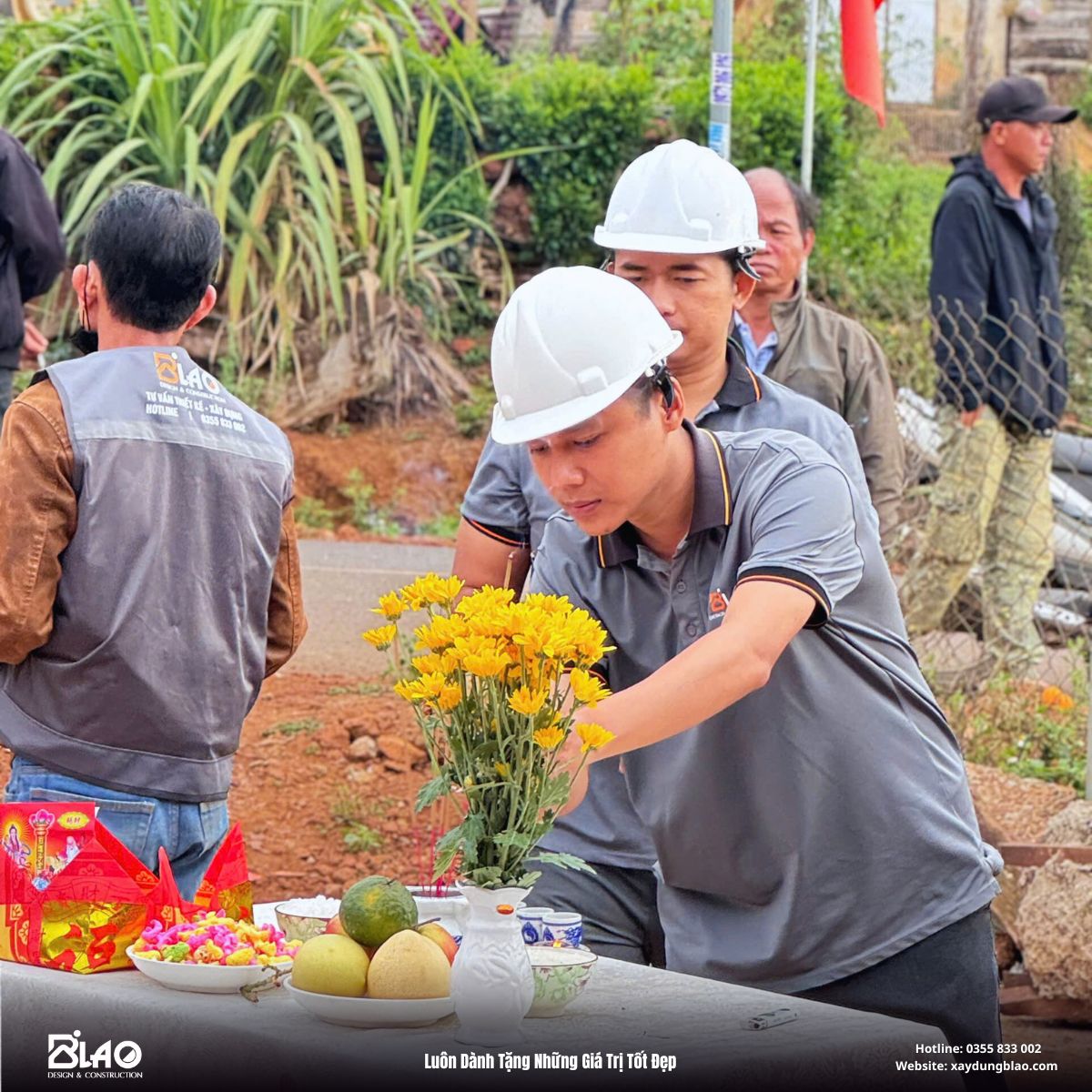 Sáng ngày 09/03, trong tiết trời trong xanh của Đinh Trang Thượng, B'LAO hân hạnh đặt những viên gạch đầu tiên cho căn nhà vườn mái Nhật 120m²