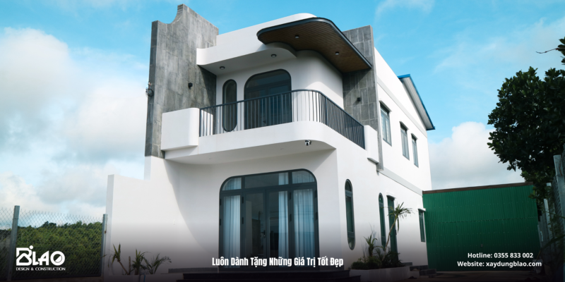 nhà phố hiện đại hiện lên tinh giản mà giàu cảm xúc. Không phô trương, công trình chinh phục bằng đường cong ban công mềm mại